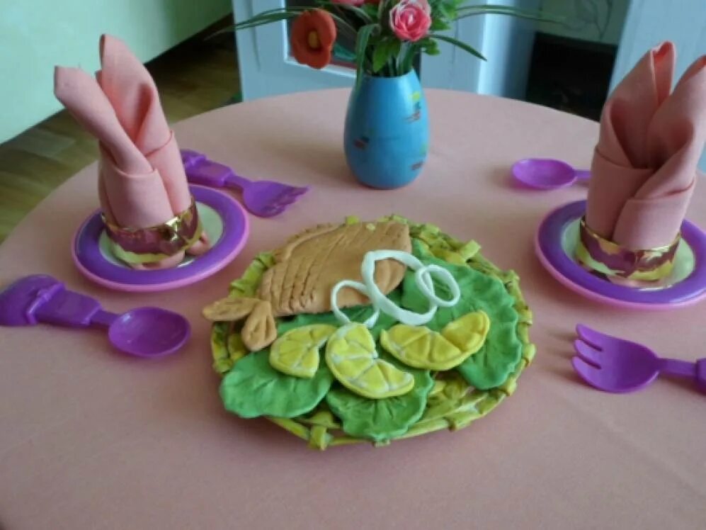 Атрибуты игры кафе. Дидактическая игра кафе старшая группа. Сюжетно-ролевая игра для детей атрибуты. Сюжетно ролевая игра магазин атрибуты. Игра кафе в детском саду.