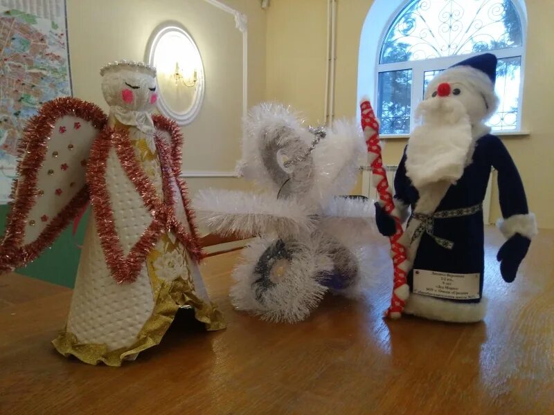 игрушки гиганты на новый год в школу. игрушки гиганты на новый год в школу. снеговик из стаканчиков одноразовых. ёлочная игрушка гигант. гигантская новогодняя игрушка.