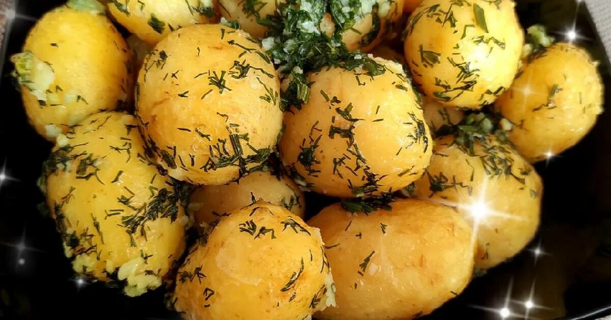 Рецепт молодой картошки с чесноком и укропом. Картофель молодой. Картофель отварной с зеленью. Молодая картошка с укропом и чесноком. Хонадонда картошка етиштириш.