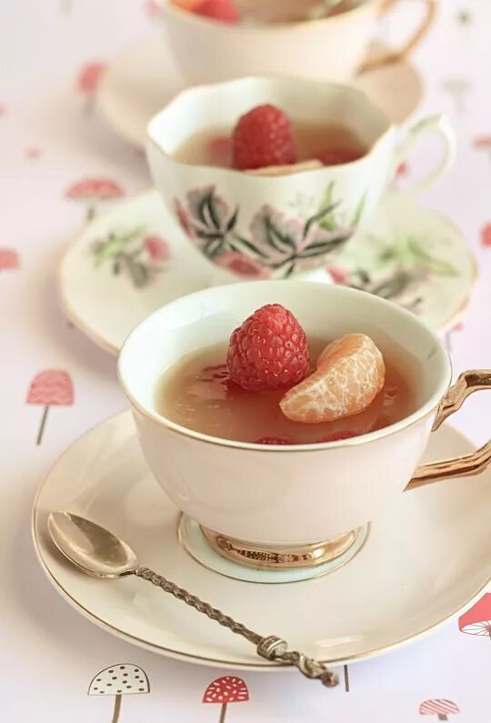 Нежны сладостны. Чай со сладостями. Сладкое к чаю. Кофе с клубникой. Вкусного утра.