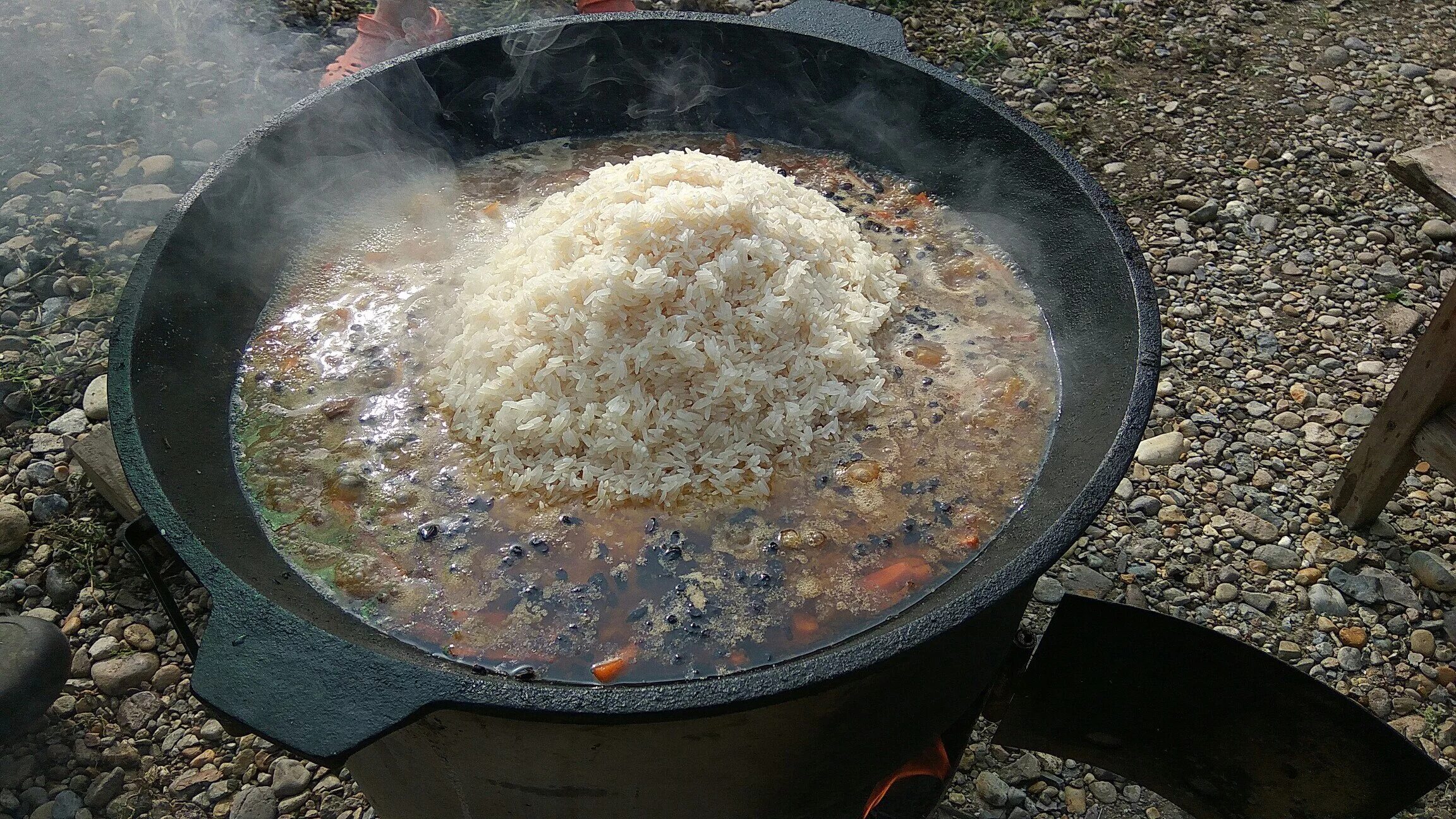 Плов на 1 кг мяса. Плов. Плов в казане. Плов на костре. Рис для плова в казане.