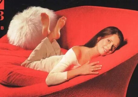 Ер адам етеккірін жалайды.