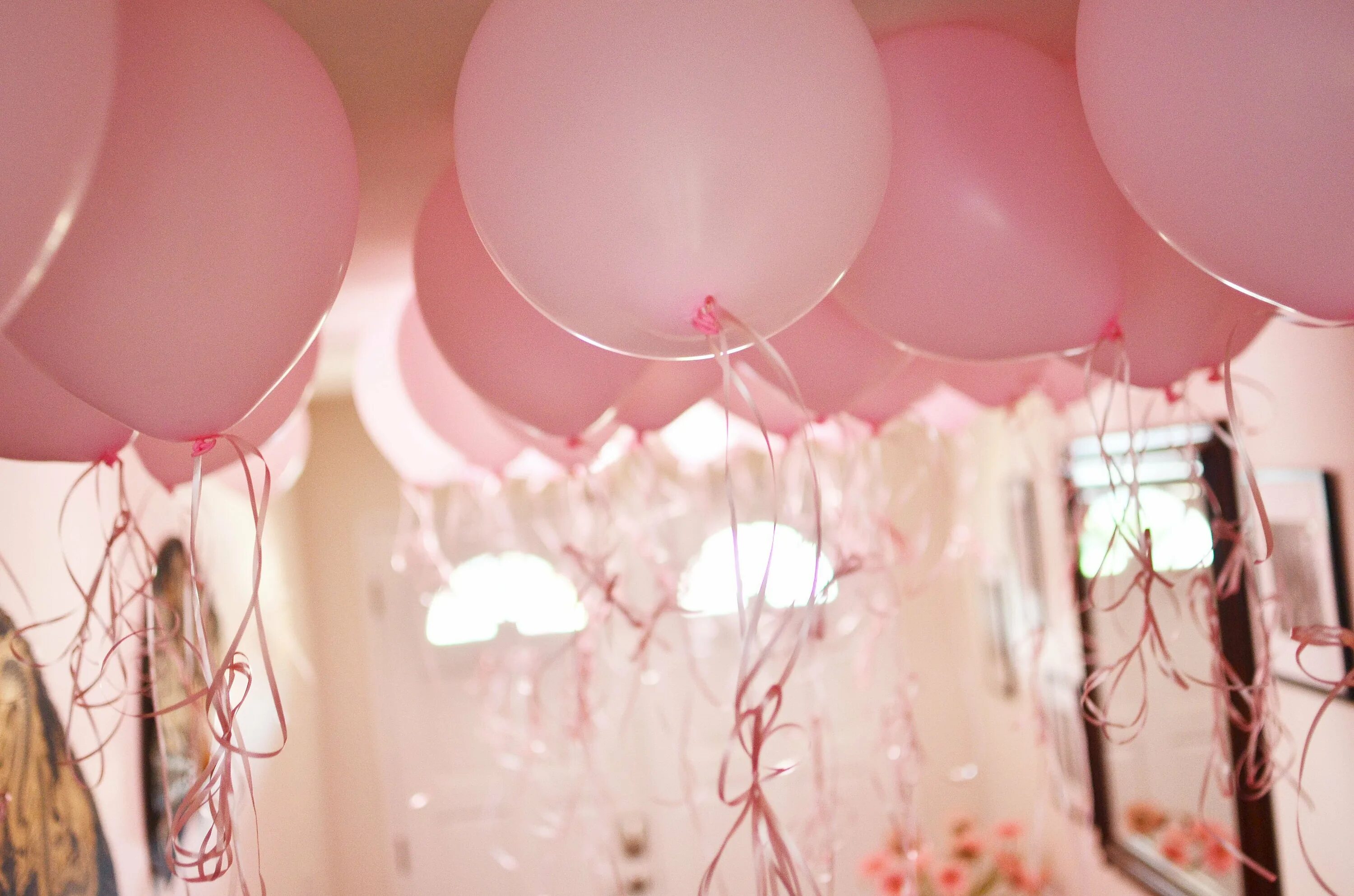 Воздушные шарики в комнате. Украшение комнаты шарами. Красивые воздушные шарики. Розовые шарики воздушные. Розовые шары.