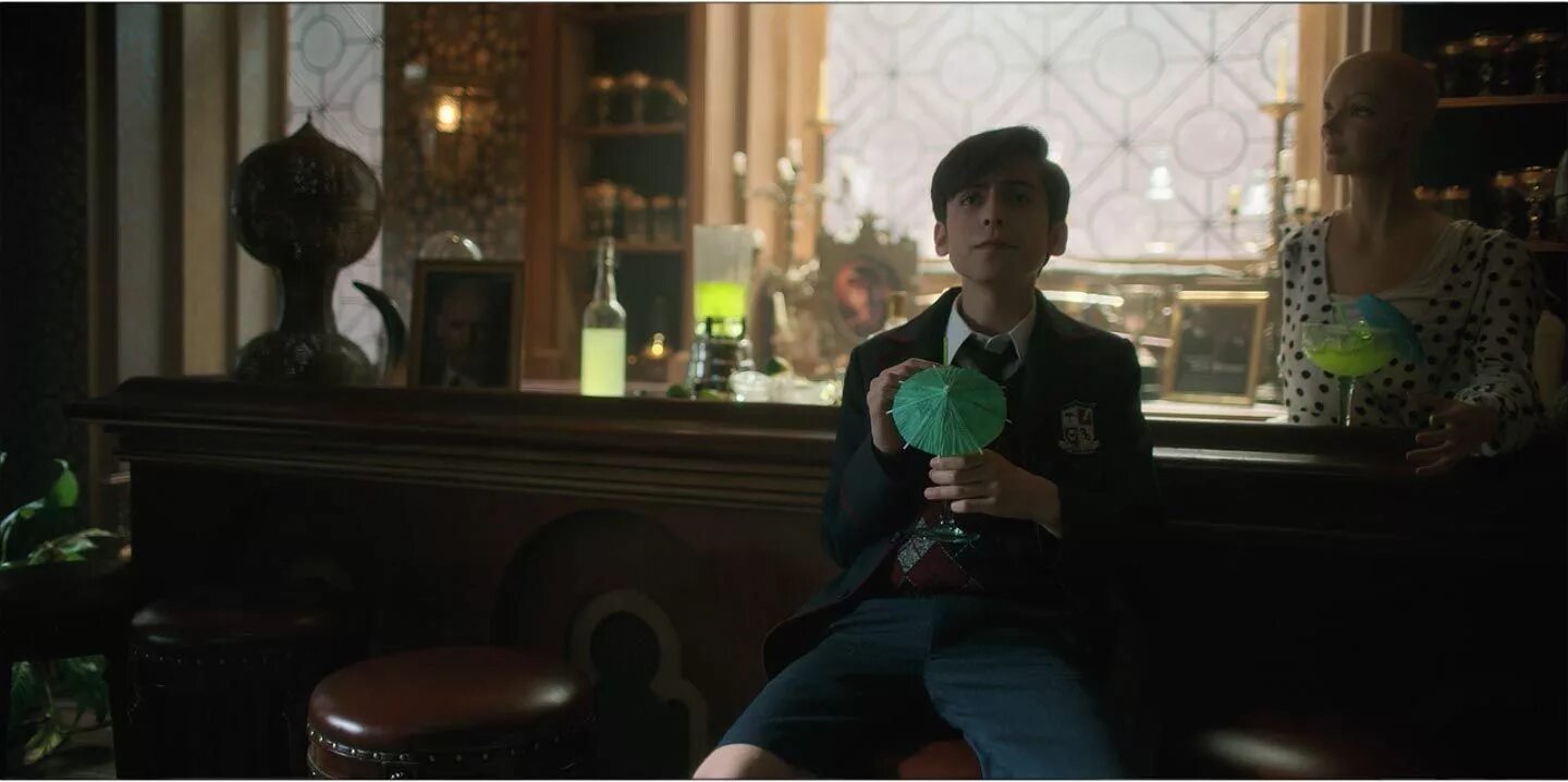 Где работал пятый. Эйдан галлахер академия umbrella. Эйдан галлахер и пятый харгривз. Эйдан галлахер номер пять академия амбрелла. Эйдан в сериале академия амбрелла.