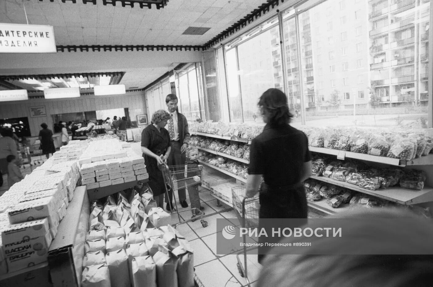 Борчанинова 13 пермь. Первый магазин универмаг эсте лаудер 1948 москва. Были ли универсам в казани. Универсам 1990. Цум казань.