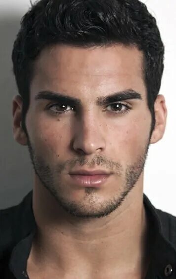 Ричи наззолис. Брюнет с карими глазами. Мужские стрижки для круглолицых. Sean o donnell 20 лет. Брайан хеффрон.