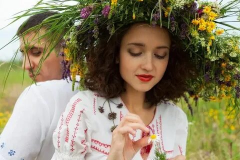 Девушка гадает на ромашке