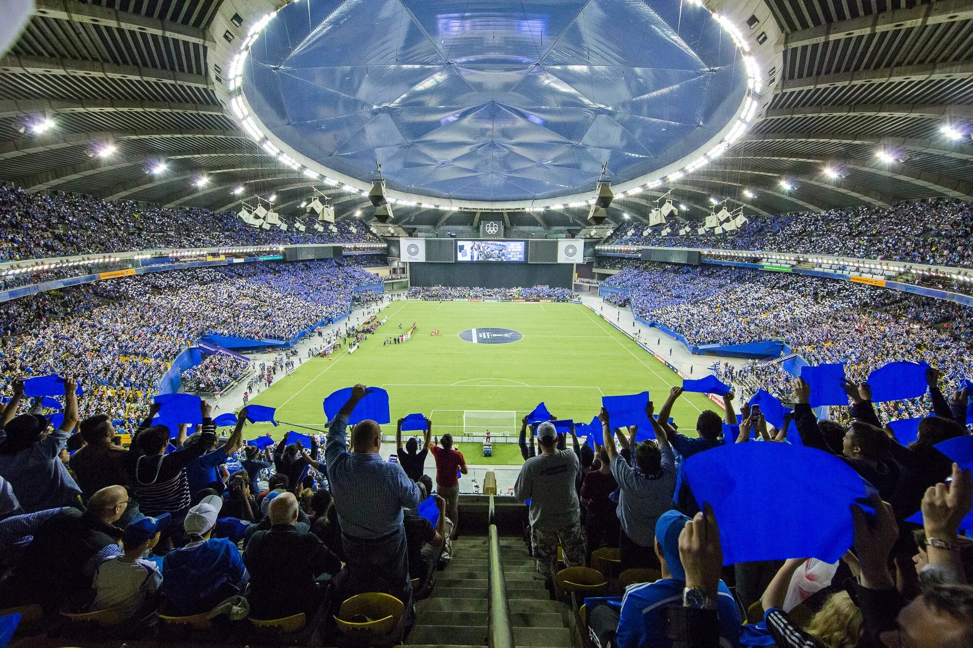 Олимпийский стадион в Монреале. Олимпийский стадион Монреаля (Stade Olympique de Montréal). На Олимпийском стадионе в Монреале внутри. Стадион Монреаль Импакт.