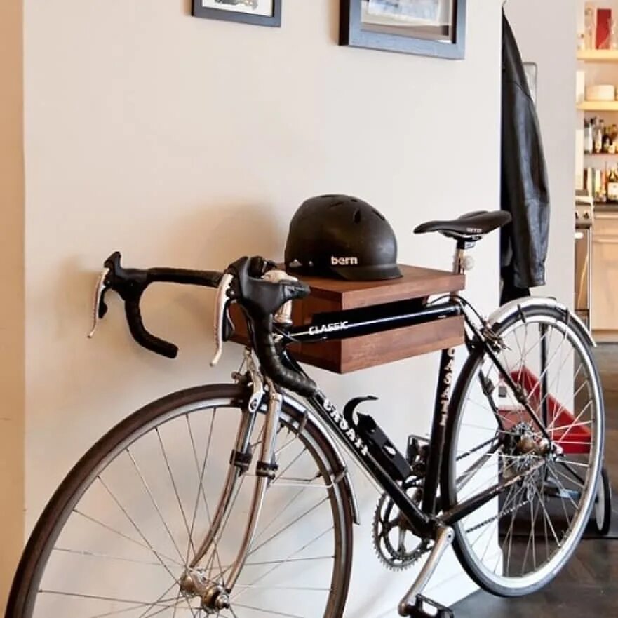 Велосипед в интерьере. Велосипед на стене в интерьере. Велосипед в прихожей. Хранение велосипедов.