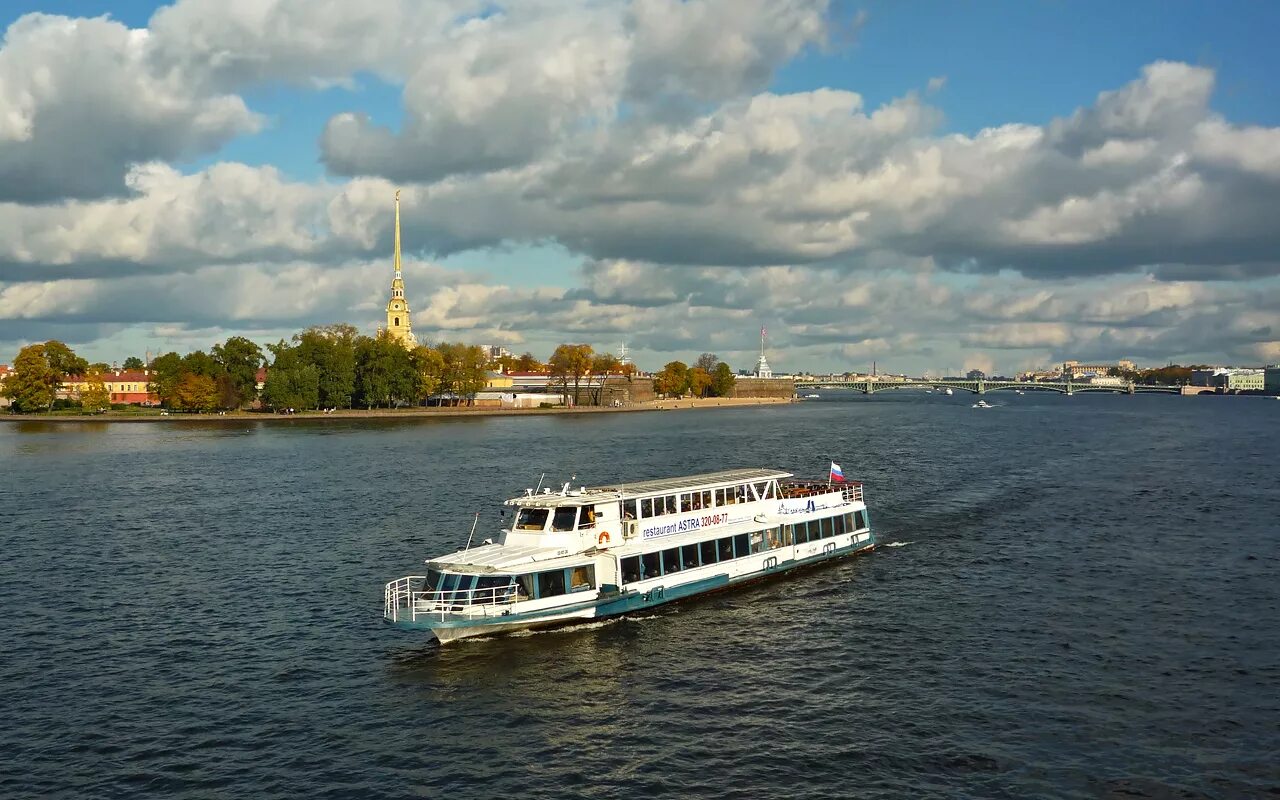 Речная прогулка на теплоходе спб