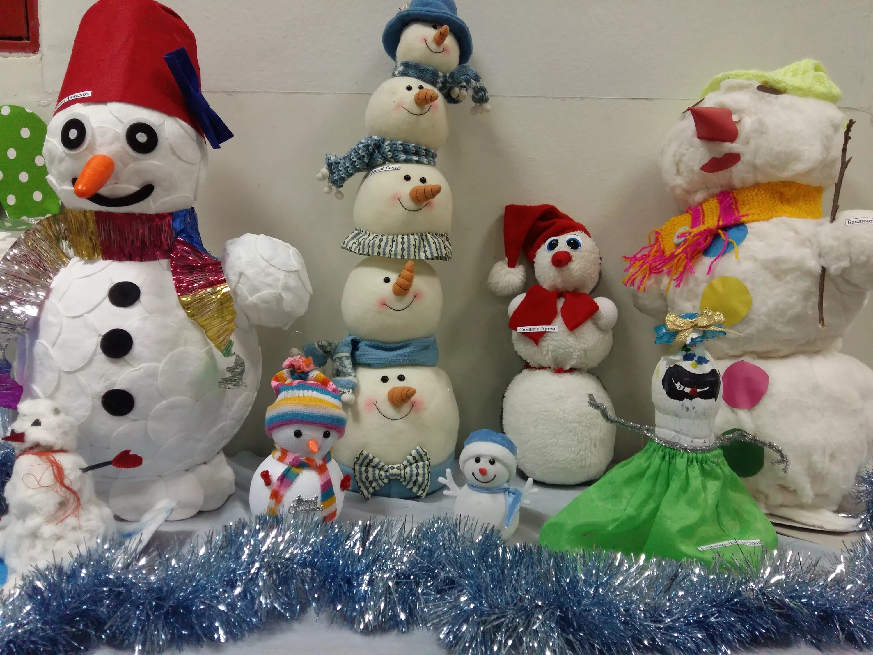 Парад снеговиков поделки в детский сад. Конкурс поделок парад снеговиков. Парад снеговиков своими руками. Выставка поделок парад снеговиков. Выставка парад снеговиков в детском саду.
