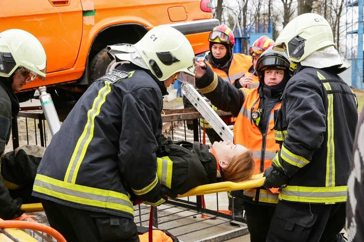 Помочь пострадавшим. Московские спасатели. Человек спасатель.