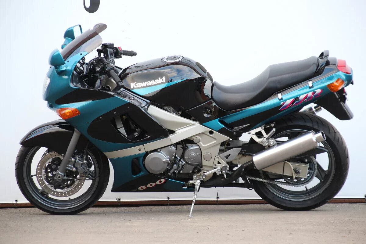 Yamaha zzr600. Kawasaki zzr 600 черный. Кавасаки zzr 600 кубов. Zzr 600. Мотоцикл кавасаки ззр 600.