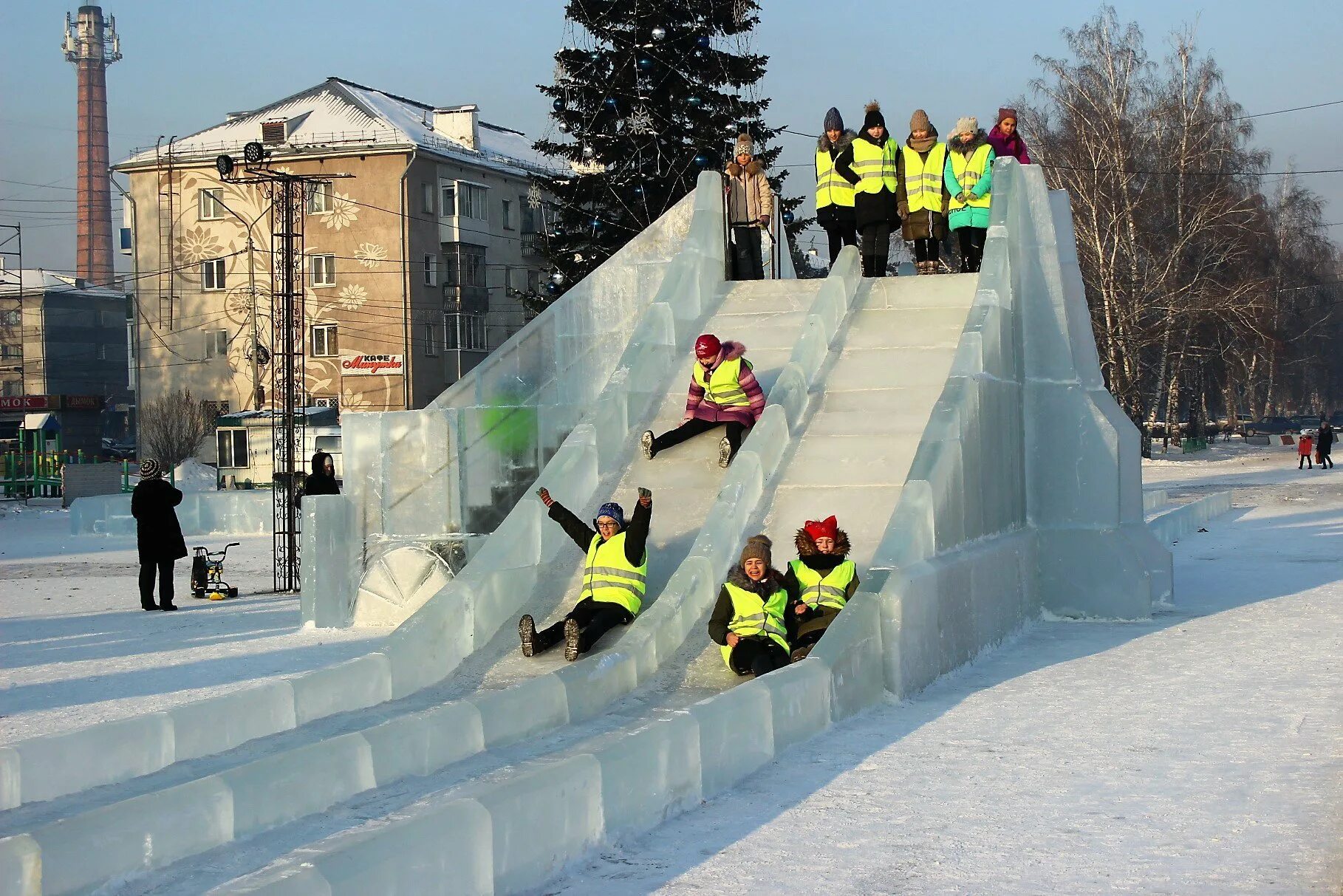 Снежком горка. Ледовый городок Белово. Снежный городок Белово. Белово Кемеровской области горки на центральной площади. Снежный городок на площади Белово.