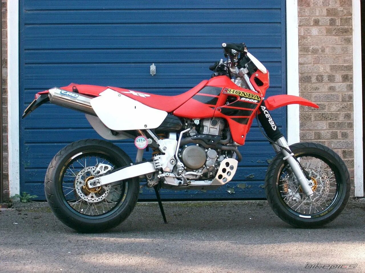 Мотоцикл дрз 400. Suzuki dr400. Двигатель ямаха мотор 250 кубов. Suzuki drz400sm. Honda xr 400 motard.