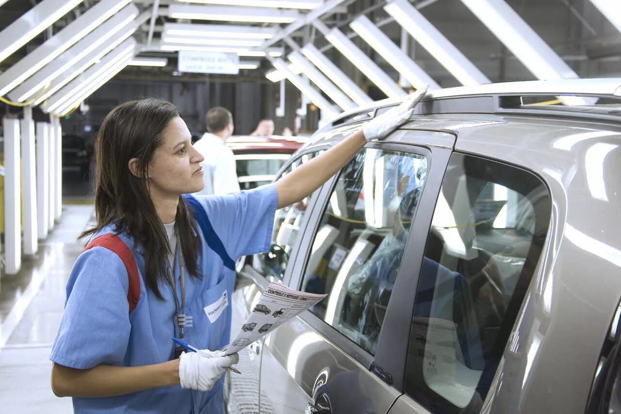 Работа с автомобилями вакансии. Женщины на автозаводе. Женщины на автомобильных заводах. Работа в машине. Женщина на производстве.