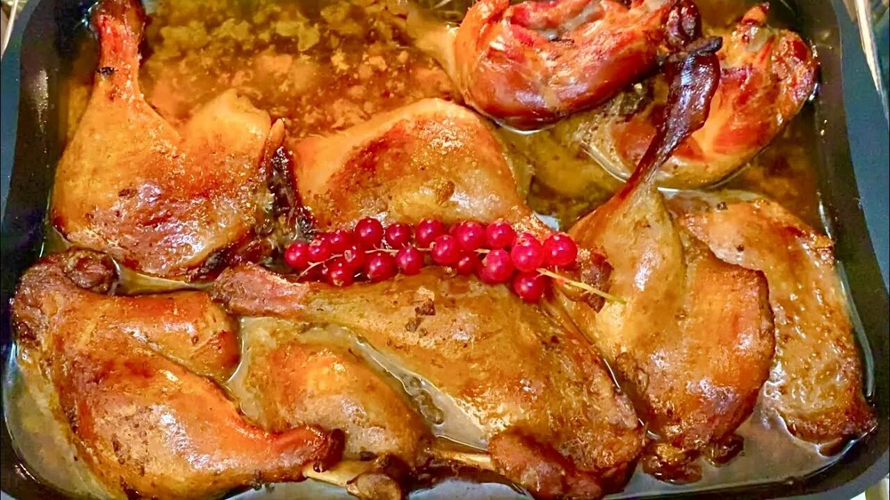 Утка в духовке целиком в рукаве. Утиные окорочка в духовке. Печёная утиная ножка. Голень утки в духовке мягкая и сочная рецепт. Утиные окорочка в духовке с хрустящей корочкой.