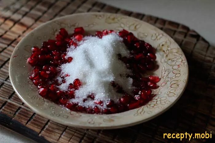 Гранат для диабетиков. Гранат. Гранат с солью. Эстетика граната. Гранатовый сок фреш.