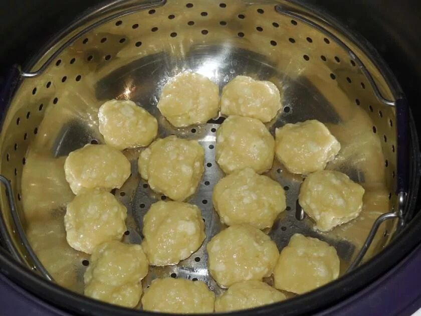 Пышный вареник. Вареники в мультиварке. Вареники в мультиварке. Пельмени варятся. Как приготовить вареники в мультиварке на пару.