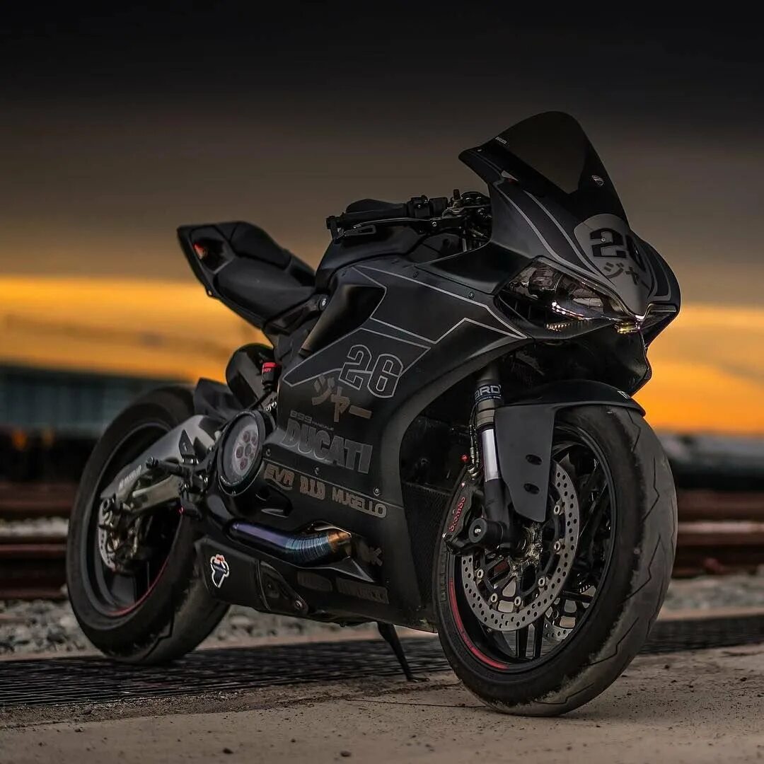 Фото мотоцикла. Ducati AMG спортбайк. Мотоцикл Мерседес черный. Ducati темная. Красивые мотики.