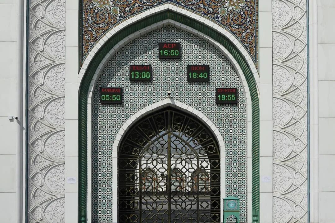 Арочная ворота мечети. Деревянные ворота для мечети. Ворота для мечети. Мечеть доха катар внутри. Ворота для мечети.