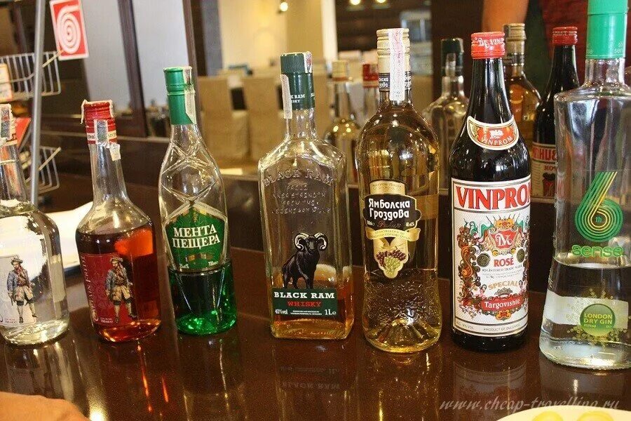 Национальный алкогольный напиток бразилии. Рисовая водка байцзю. Национальные алкогольные напитки. Водка ракия болгария. Национальные алкогольные напитки россии.