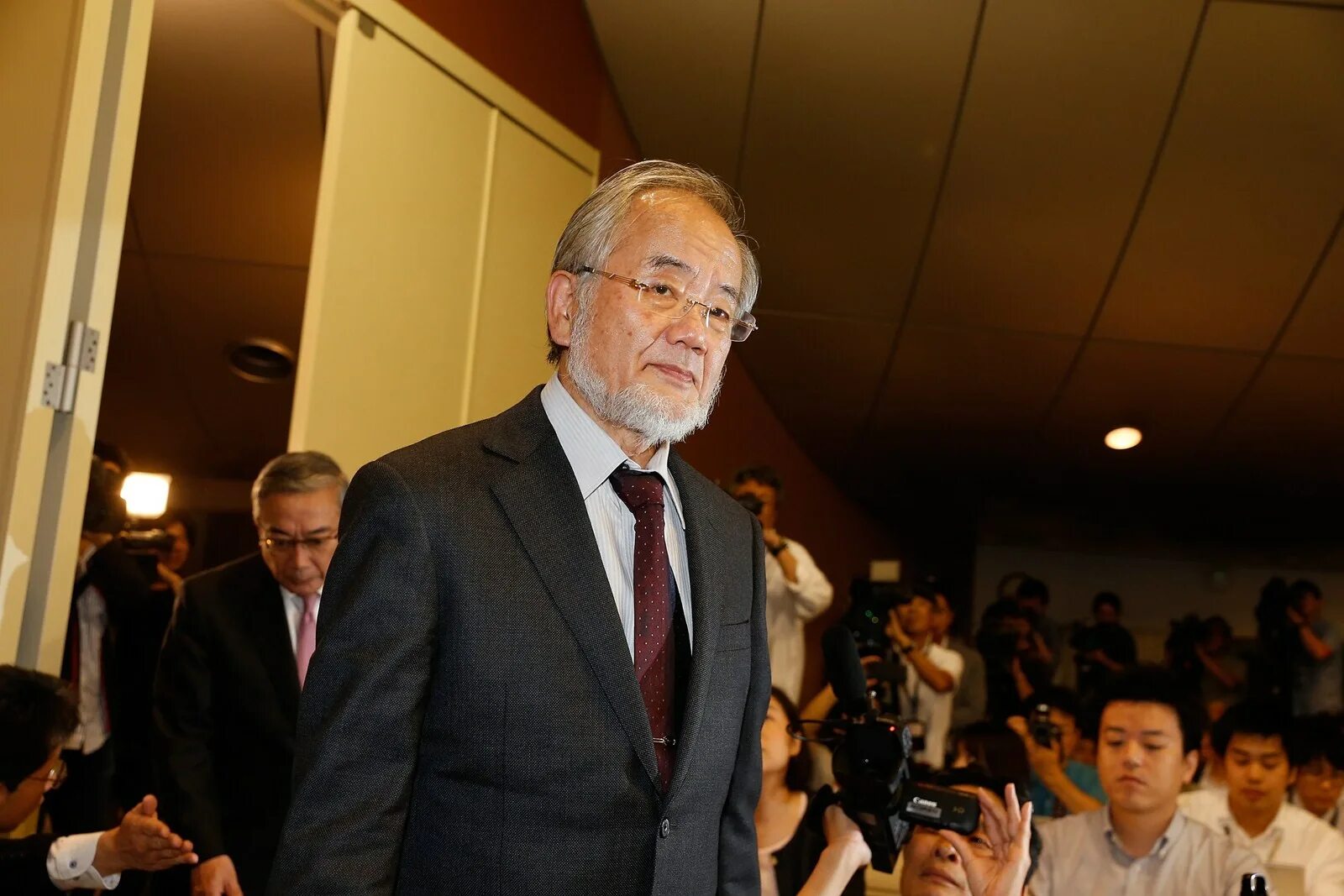 сюдзи накамура. награждение нобелевской премией. швеция нобелевская премия. аутофагия ёсинори осуми. нобелевская премия японцу.