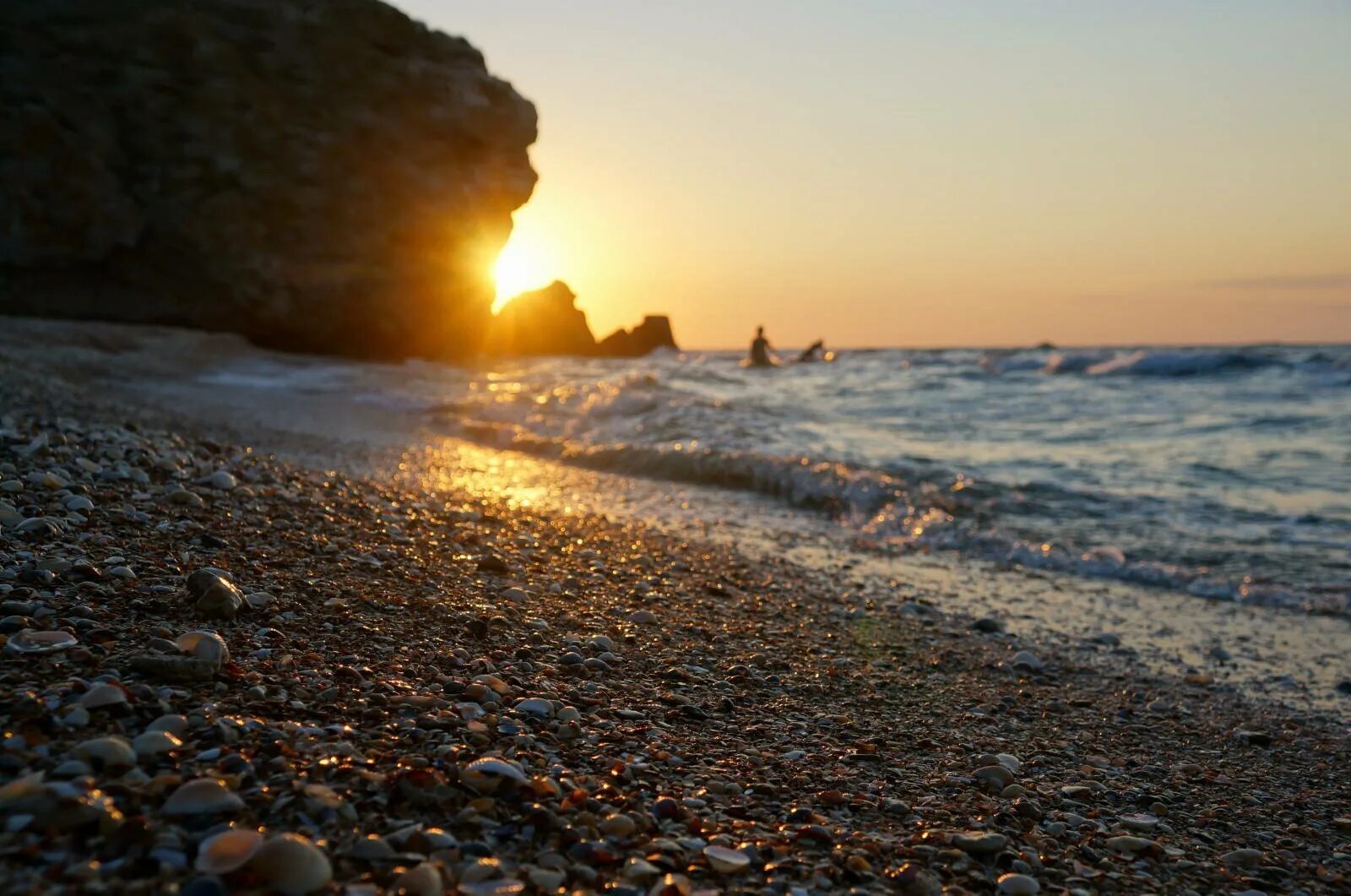 Море солнце юг. Пляжи Крыма. Красивые пляжи Крыма. Дикие пляжи Крыма. Желтое море пляж.
