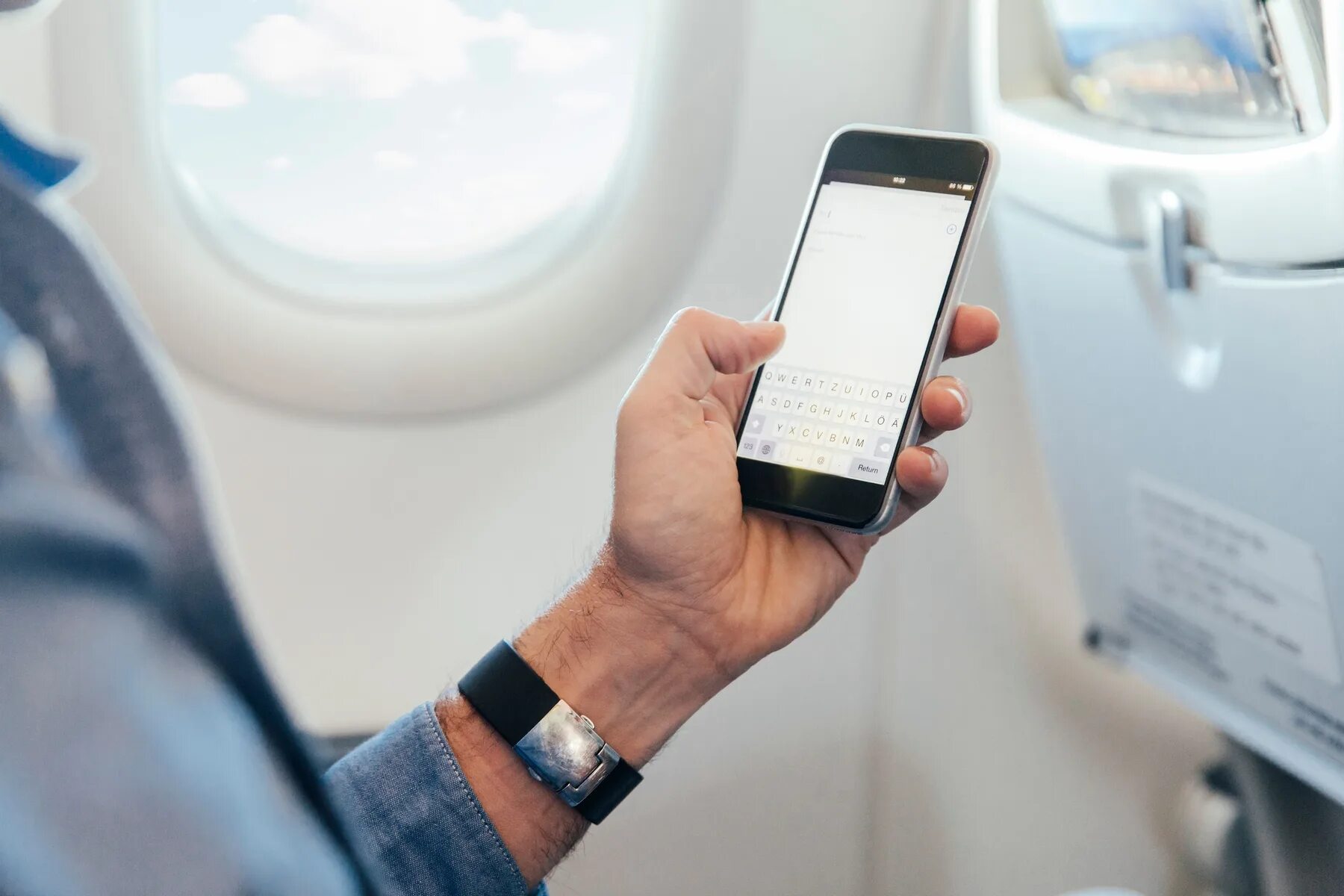Можно будет использовать телефон. Бесконтактные технологии. Мобильная связь в самолете. Iphone самолёт.