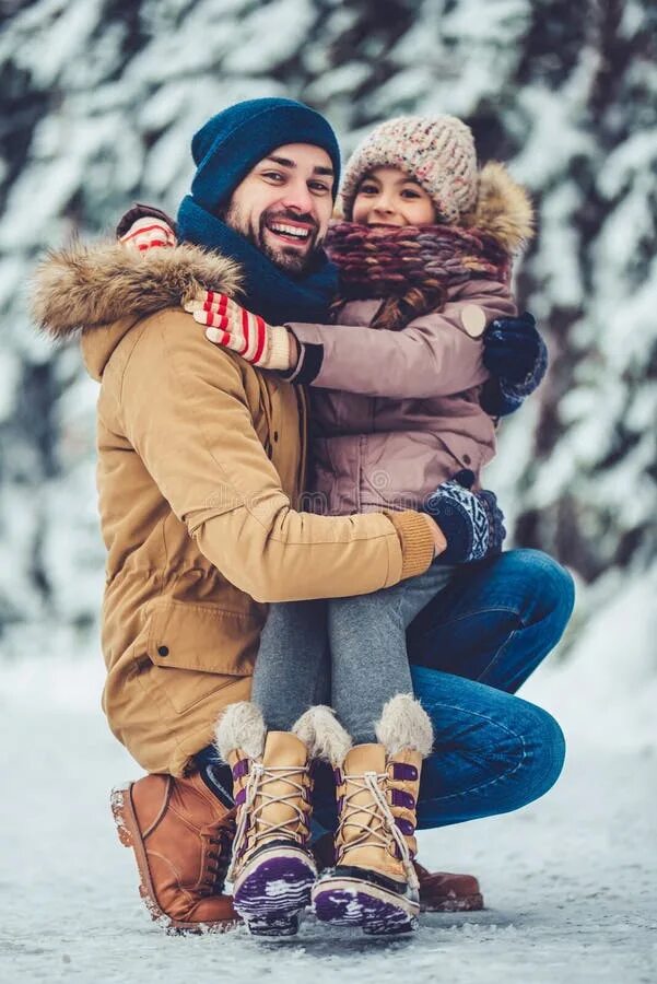 Фотосессия папы и Дочки зимой. Папа с дочкой зима. Отец с дочкой зимой. Папа с дочкой зимняя фотосессия.