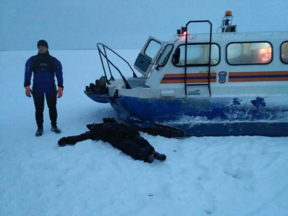 Рыбалка декабрь 2023. Бульдозер провалился под лёд.