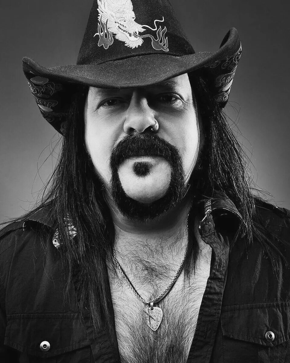 Винни пол рост. Винни пол барабанщик брат. Винни пол эббот. Винни пол актер 2022. Барабанщик pantera.