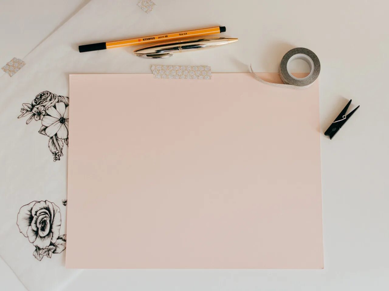 Лист бумаги и карандаш. Лист бумаги с карандашом. Лист бумаги и карандаш. Карандаш и бумага. Листья карандашом.