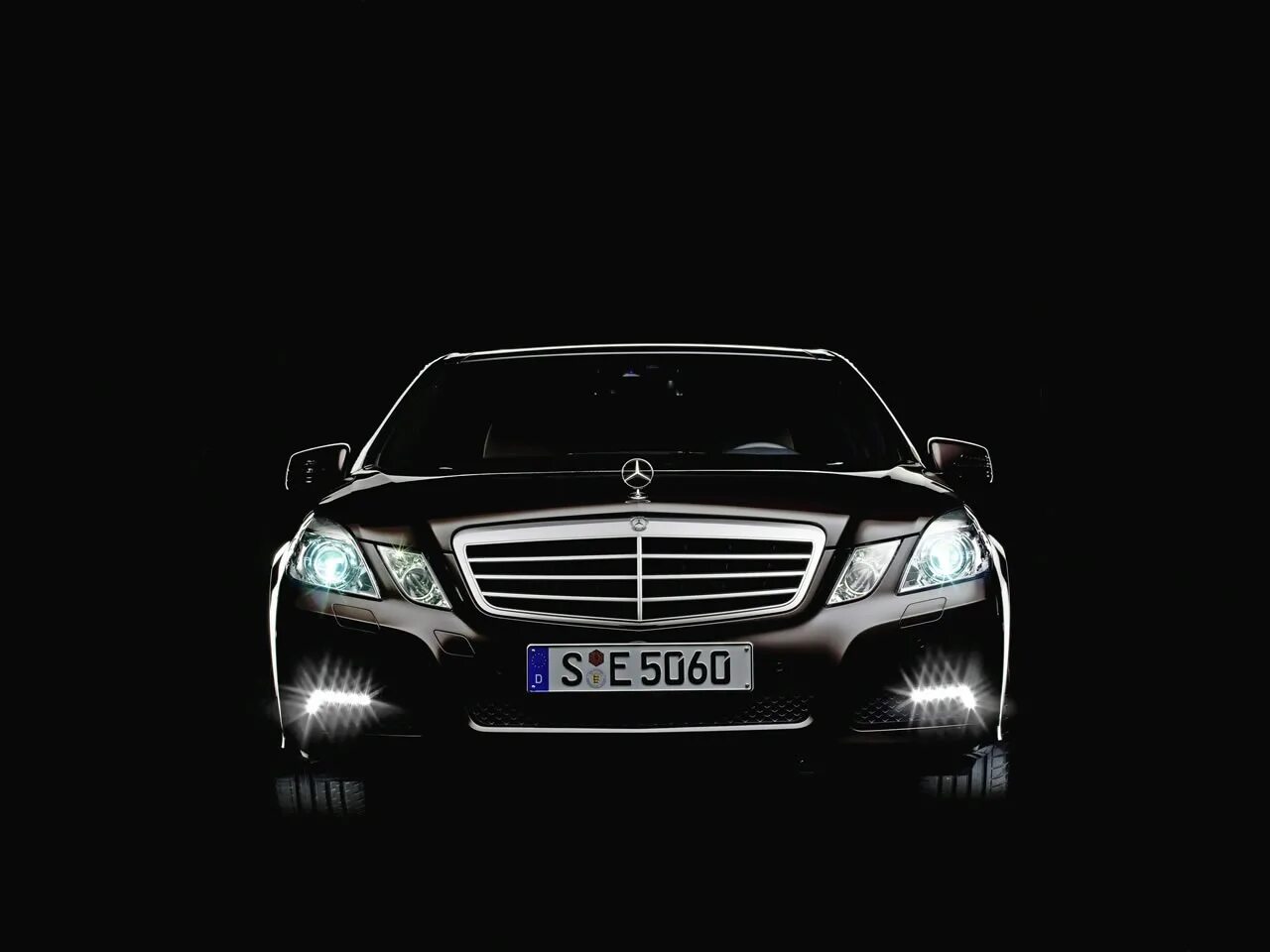 Мерседес на черном фоне. Wallpaper Mercedes Benz e class w212. Мерседес s600 в темноте. Мерседес е 212. Мерседес е200.