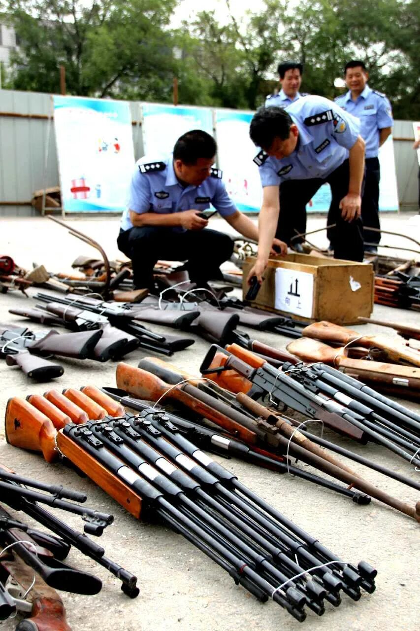 Купить оружие нелегально. Чёрный рынок оружия. Торговец оружием. Сбыт оружия. Камбоджа продают оружие.