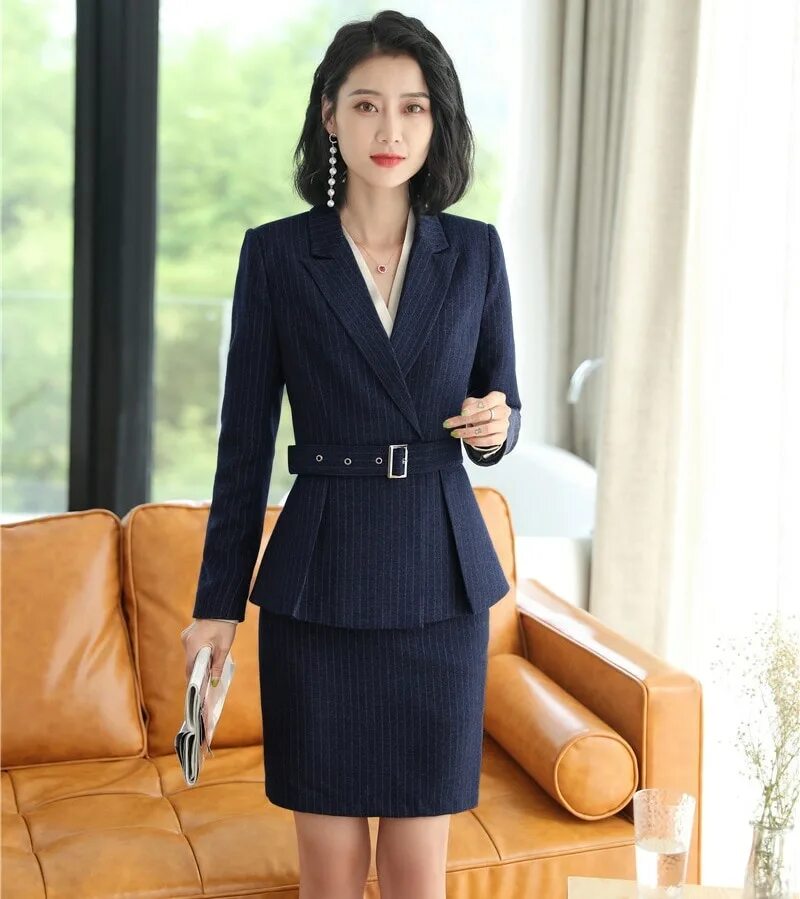 костюм женский. сдержанно деловой стиль. женский костюм с юбкой. строгая одежда для женщин. сдержанно деловой стиль.