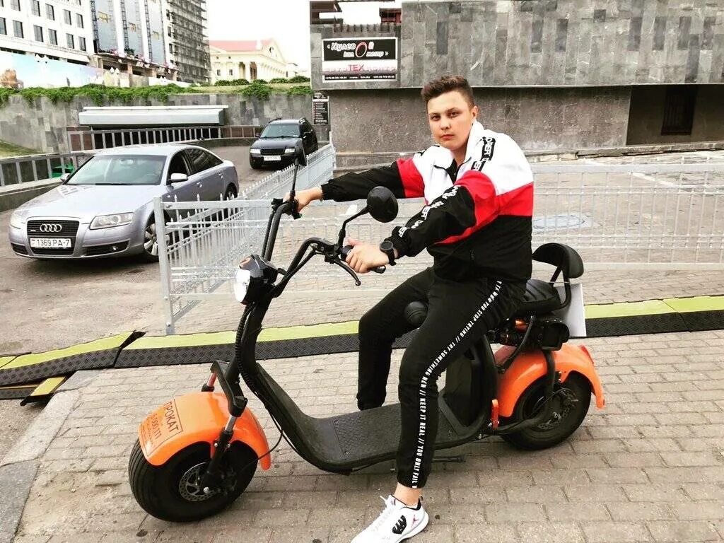 Прокат электро. Электроскутер like.Bike Maxi. Скутер электрон Mini. Самокат электрический прокат. Электро скуте на прокат.