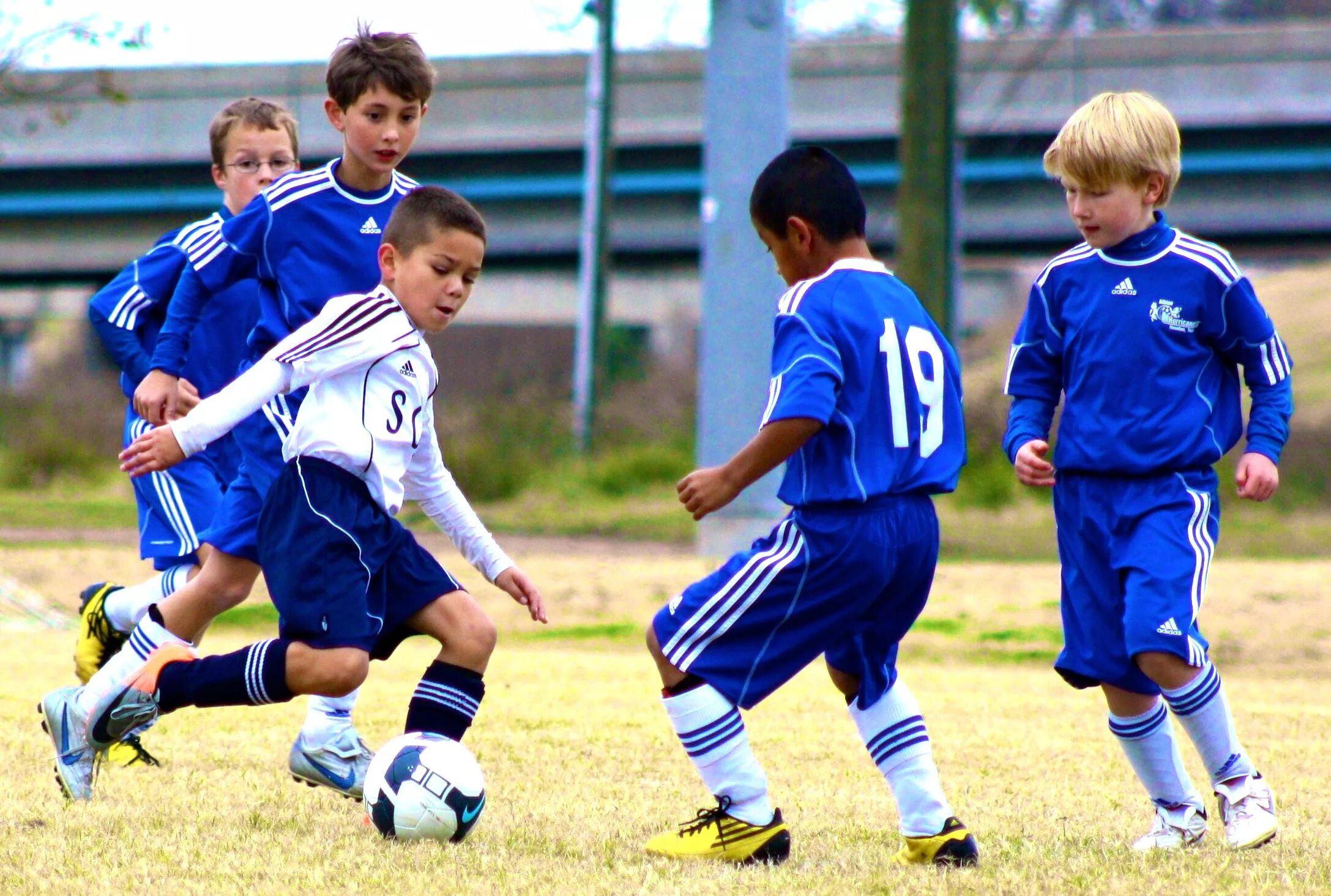 Футбол дети. Дети футболисты. Футбол фото. Команда юных футболистов. Группа 3 2 футбол