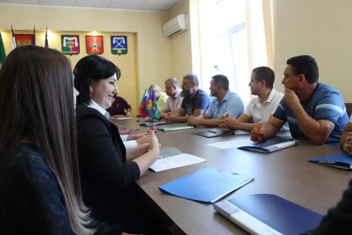 Молодые депутаты новопокровского района. Администрация новопокровского сельского поселения. Молодые депутаты новопокровского района. Адвокаты новопокровского района. Пос незамаевский новопокровский район краснодарский край.