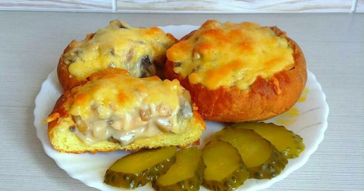 Жульен в булочках с грибами и курицей. Жюльен в булочке с курицей и грибами. Жюльен в булочке. Жульен в булочках с грибами. Жульен в булочках в духовке.