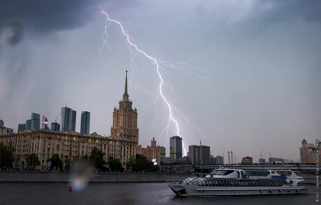 В москве ожидается гроза. В москве ожидается гроза. В москве ожидается гроза. Гроза в москве фото. Москве.