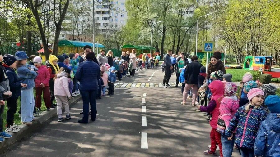Где эвакуировали детей. Эвакуация детей. эвакуация детей в детском саду. эвакуация детей из детсада. тренировочная эвакуация в доу.