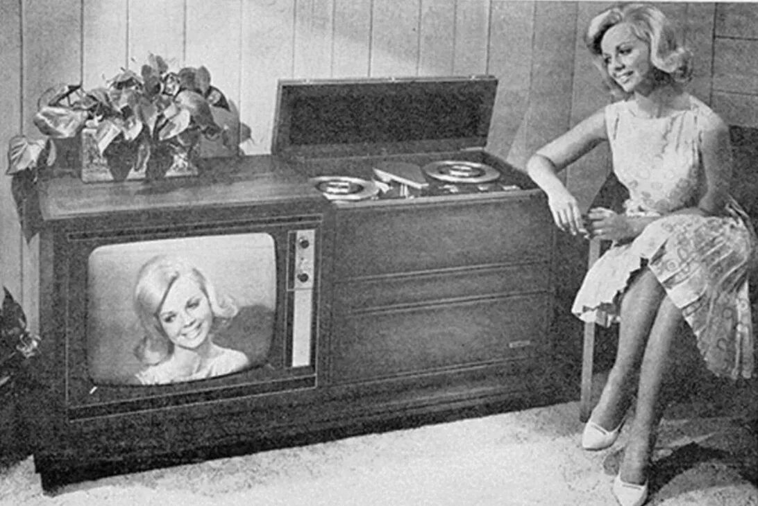 Кто изобрел плоский телевизор. 1956 Компания Ampex продемонстрировала первый в истории видеомагнитофон. Видеомагнитофон Ампекс. Первый видеомагнитофон Sony. Первый в истории видеомагнитофон Ampex.