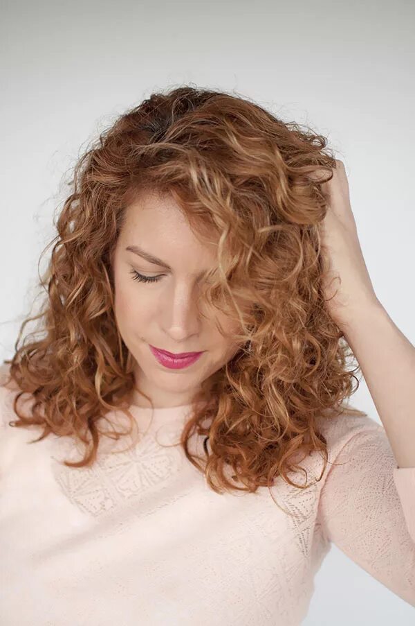 Стрижки женские на средние кудрявые волосы. Пенка для волос для кудрей. Как уложить пушистые волосы. Wavy — волнистые тип волос. Стрижки для курчааых волос.