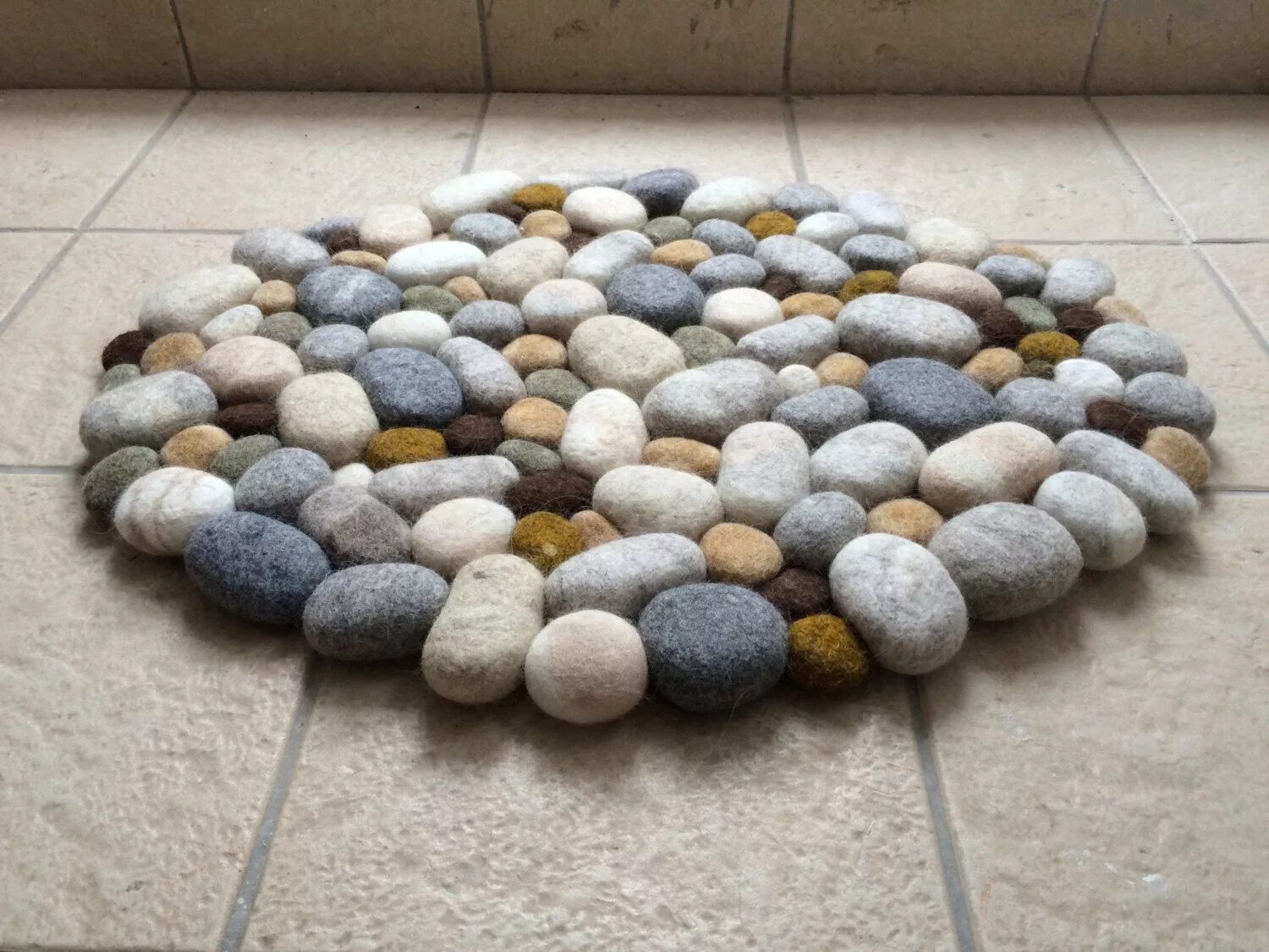 Felt stone. Коврик валяный из камней. Коврик из валяных камушков. Коврик из камешки валяных из шерсти. Диван валяный камень.