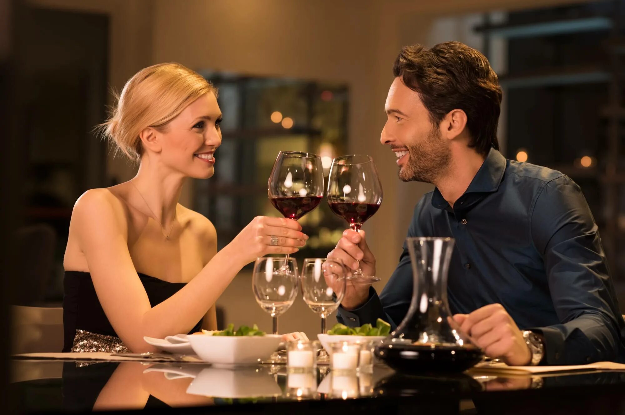 Свидание ужин. Свидание в ресторане. Мужчина и женщина романтический ужин. Ужин пары в ресторане.