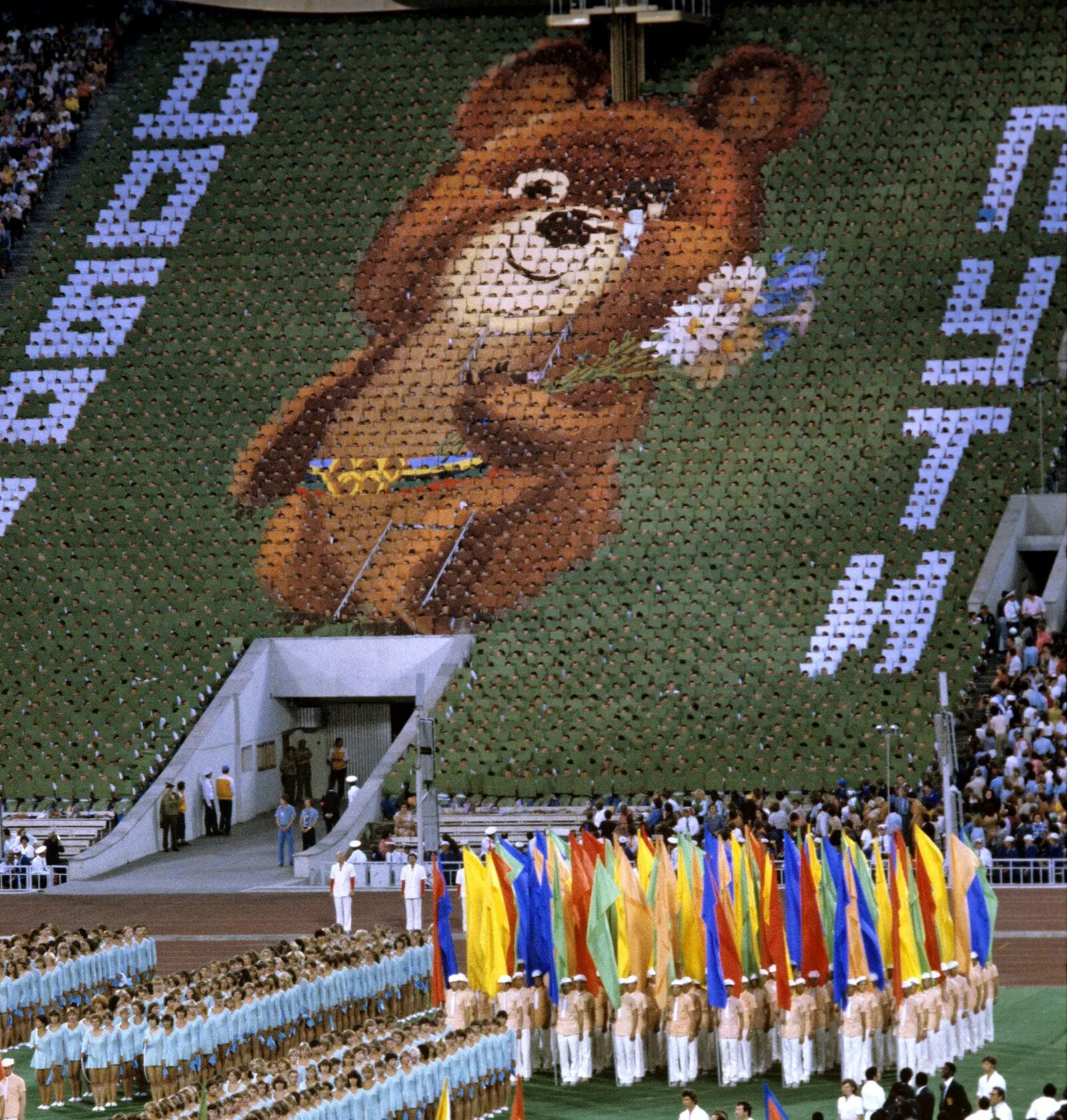 Олимпийский мишка 1980 улетает. Закрытие олимпийских игр 1980 года. Олимпийский мишка 1980 москва. Закрытие олимпиады 80 в москве. Олимпийские игры в москве 1980 закрытие.