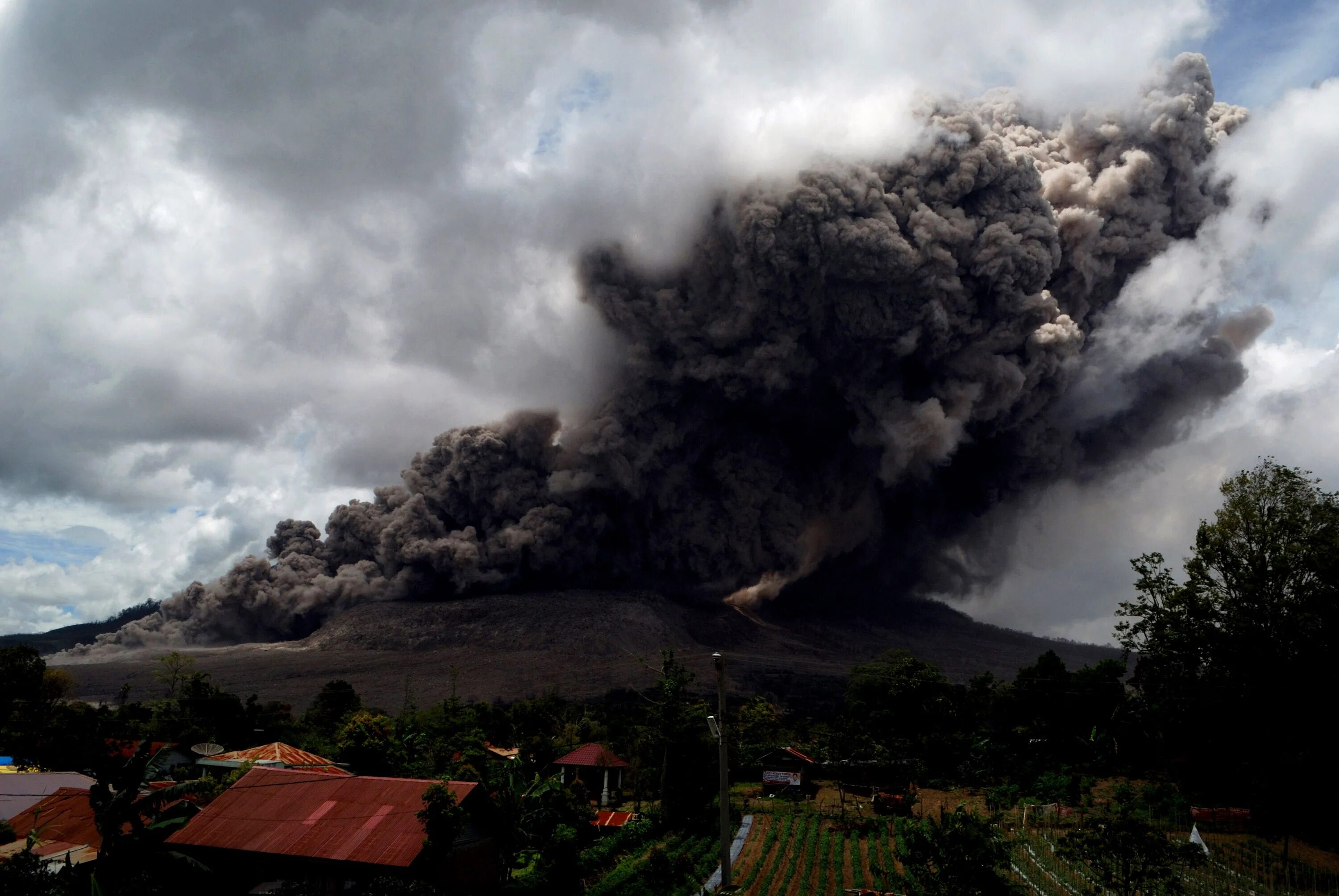 Землетрясение извержение. Гора Синабунг, Индонезия. Вулкан Синабунг извержение. Извержение вулкана в Индонезии. Вулкан Синабунг извергается в Индонезии.