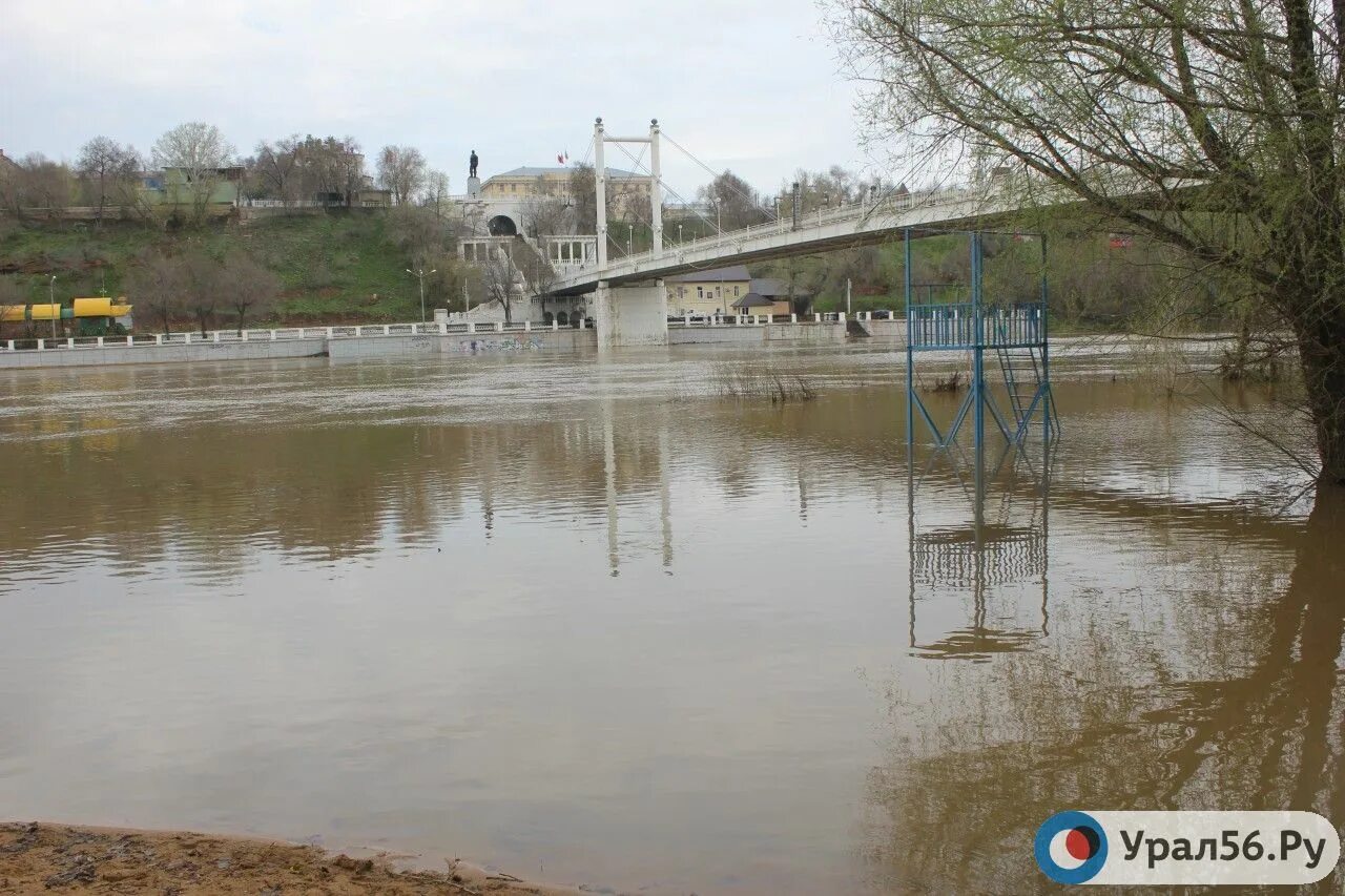 На сколько поднялся урал в оренбурге. Река Сакмара мост Оренбург. Речка Сакмара Оренбург. Река Урал Оренбург. Мост через Урал в Оренбургской области.