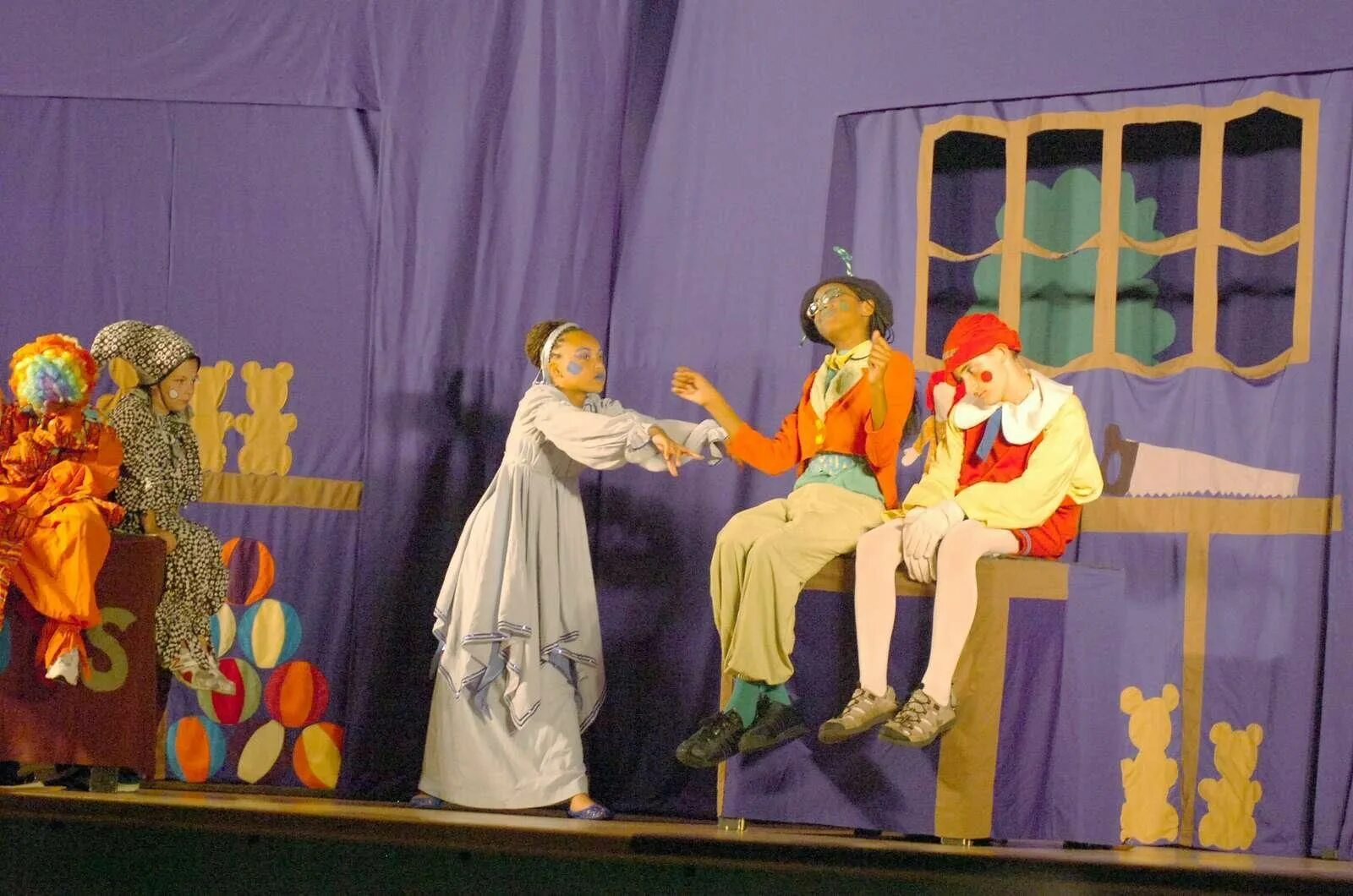 Деловой театр игра. Игры по актерскому мастерству для дошкольников. Театрализованное представление. Экскурсия в театр для дошкольников. Дети на сцене театра.